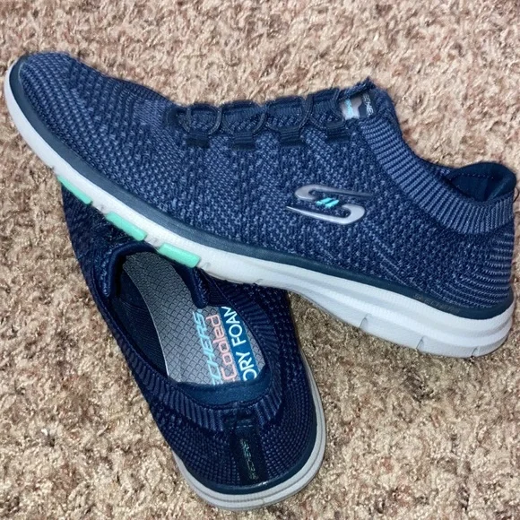 Sketchers sporty tennis shoes - Picture 7 of 8